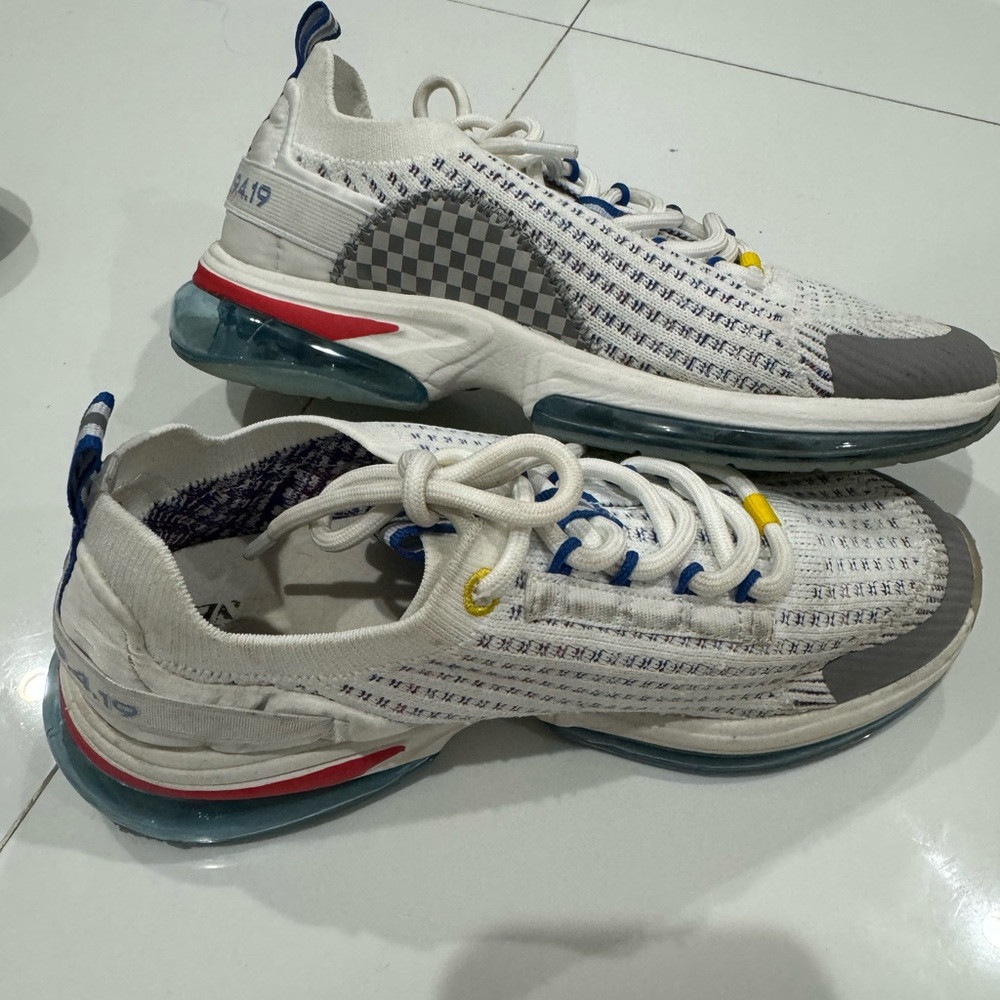 Kids sneakers